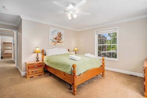 5 bedrooms, iron/ironing board, travel cot, free WiFi - Hounds on Hazel (South Haven)