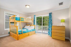 5 habitaciones, tabla de planchar con plancha y cuna de viaje 