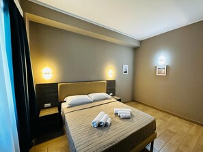 Quarto triplo luxo | Frigobar, cofres nos quartos, escrivaninha, cortinas blackout