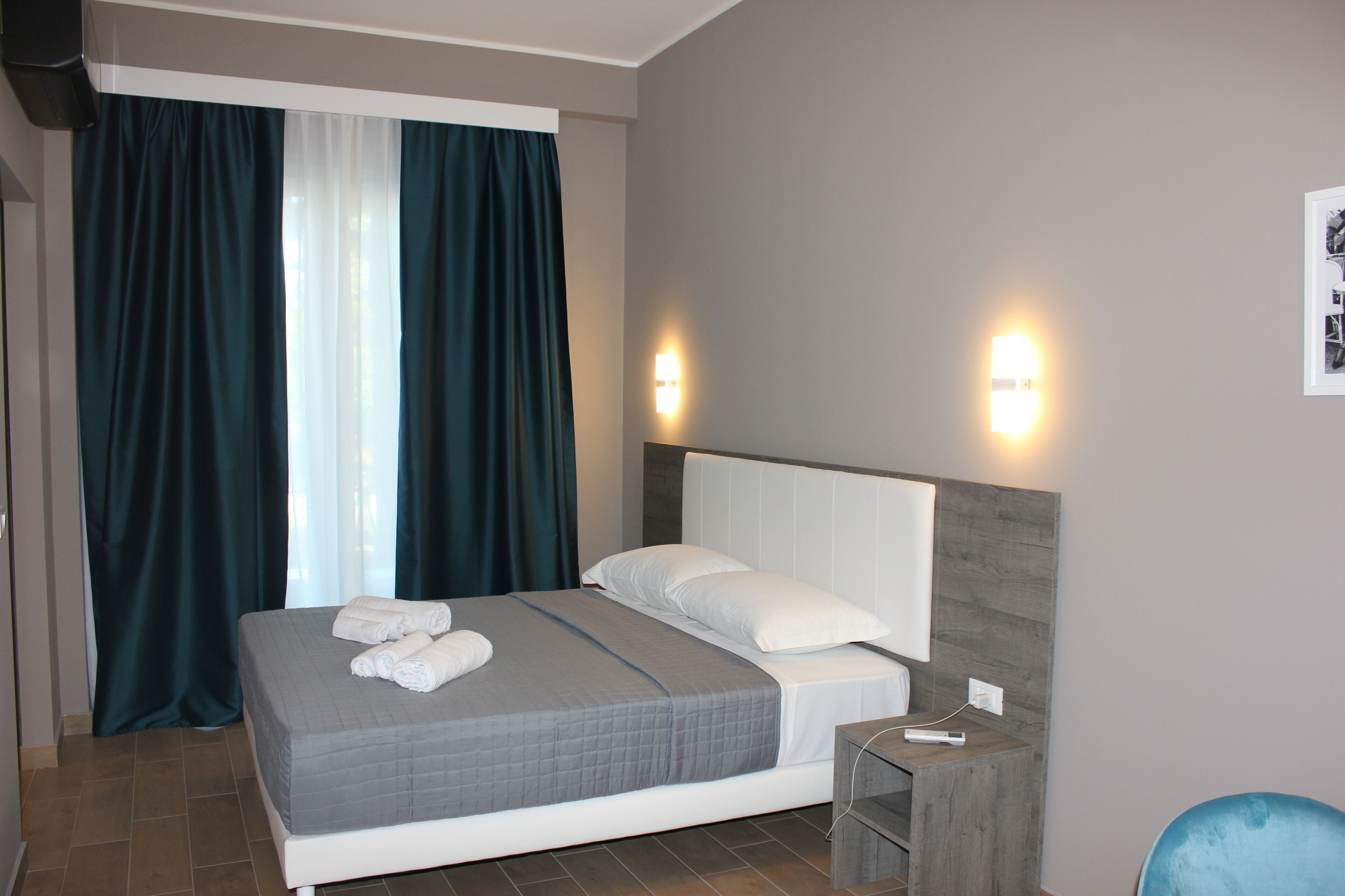 Comfort Double Room | Minibar, in-room safe, desk, blackout drapes