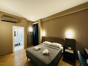 Habitación triple superior | Minibar, caja fuerte, escritorio y cortinas opacas