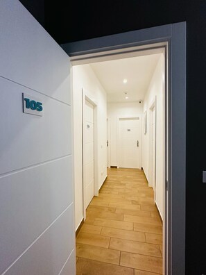 Televisión de pantalla plana de 32 pulgadas con canales por satélite