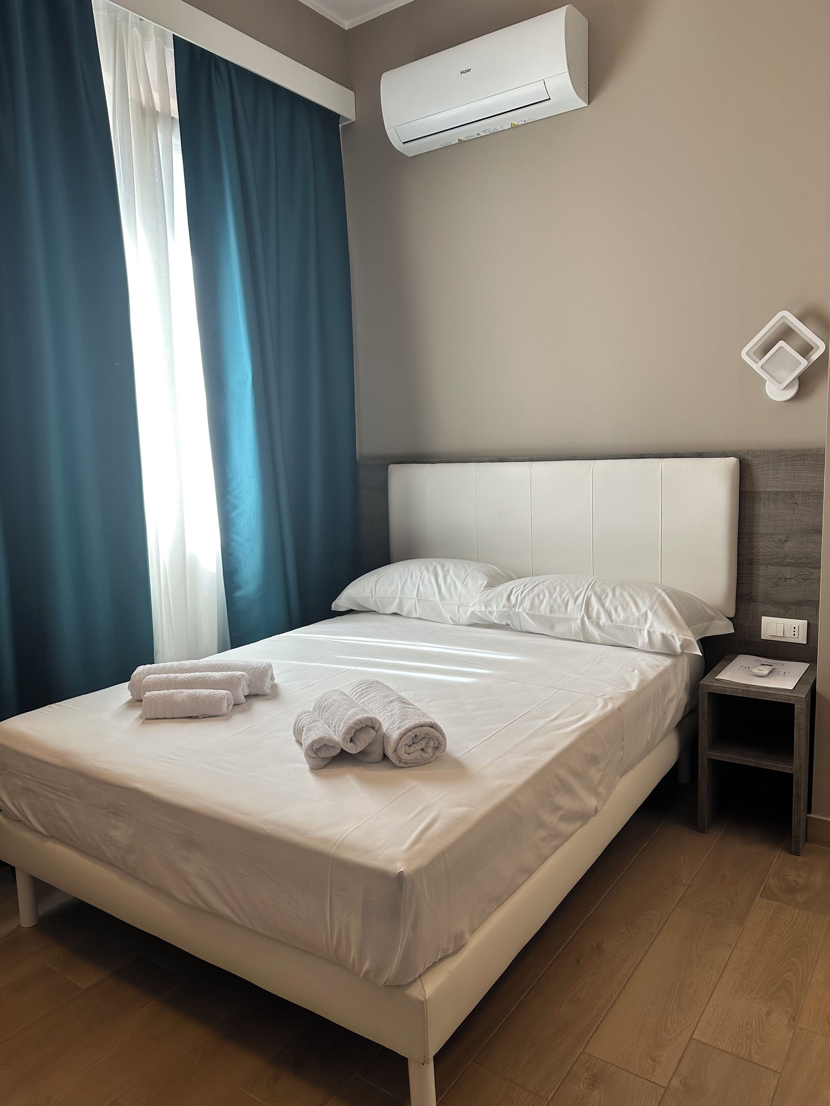 Classic Room | Minibar, in-room safe, desk, blackout drapes