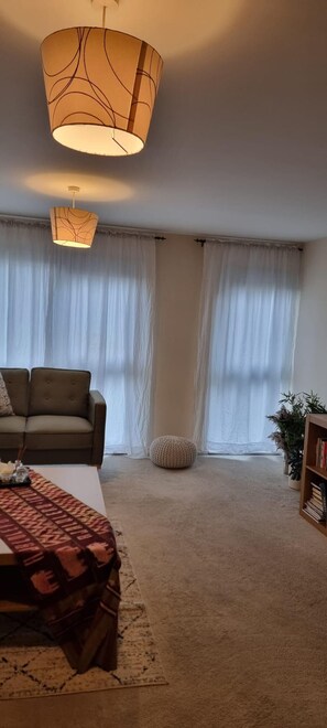 Living area - Stunning 2-bed Apartment Near Colindale Station (London)