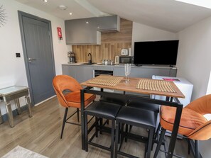Cottage | Dining - The Cloud Apartment 2 (Chester)