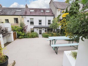 Outdoor dining - Hendre (Menai Bridge)