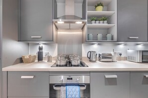 Refrigerador, microondas, horno y parrilla de estufa 