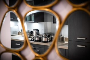 Réfrigérateur, micro-ondes, four, plaque de cuisson