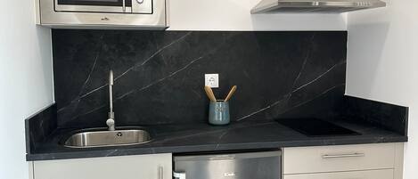 Suite familiale | Cuisine privée | Réfrigérateur, four à micro-ondes, lave-vaisselle, chaise haute