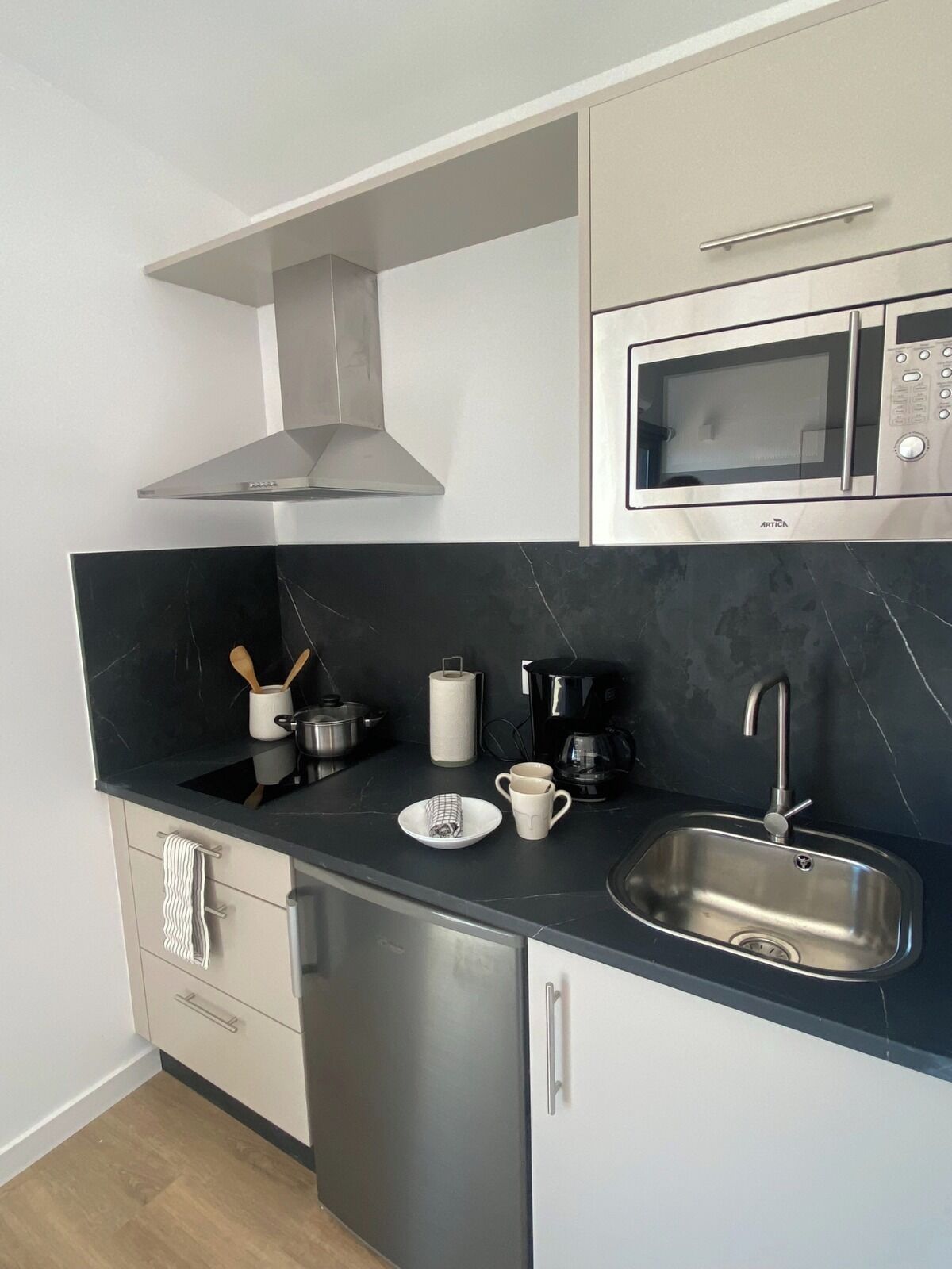 Suite familiar | Cocina privada | Refrigerador, microondas, lavavajillas y periquera 