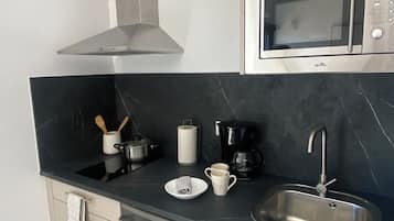 Suite familiar | Cocina privada | Refrigerador, microondas, lavavajillas y periquera