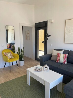 Family Suite | Living area | 43-inch flat-screen TV with cable channels - Top Balea (O Grove)