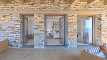 King Suite with Sea View and Hot Tub | Hochwertige Bettwaren, Minibar, Zimmersafe, schallisolierte Zimmer