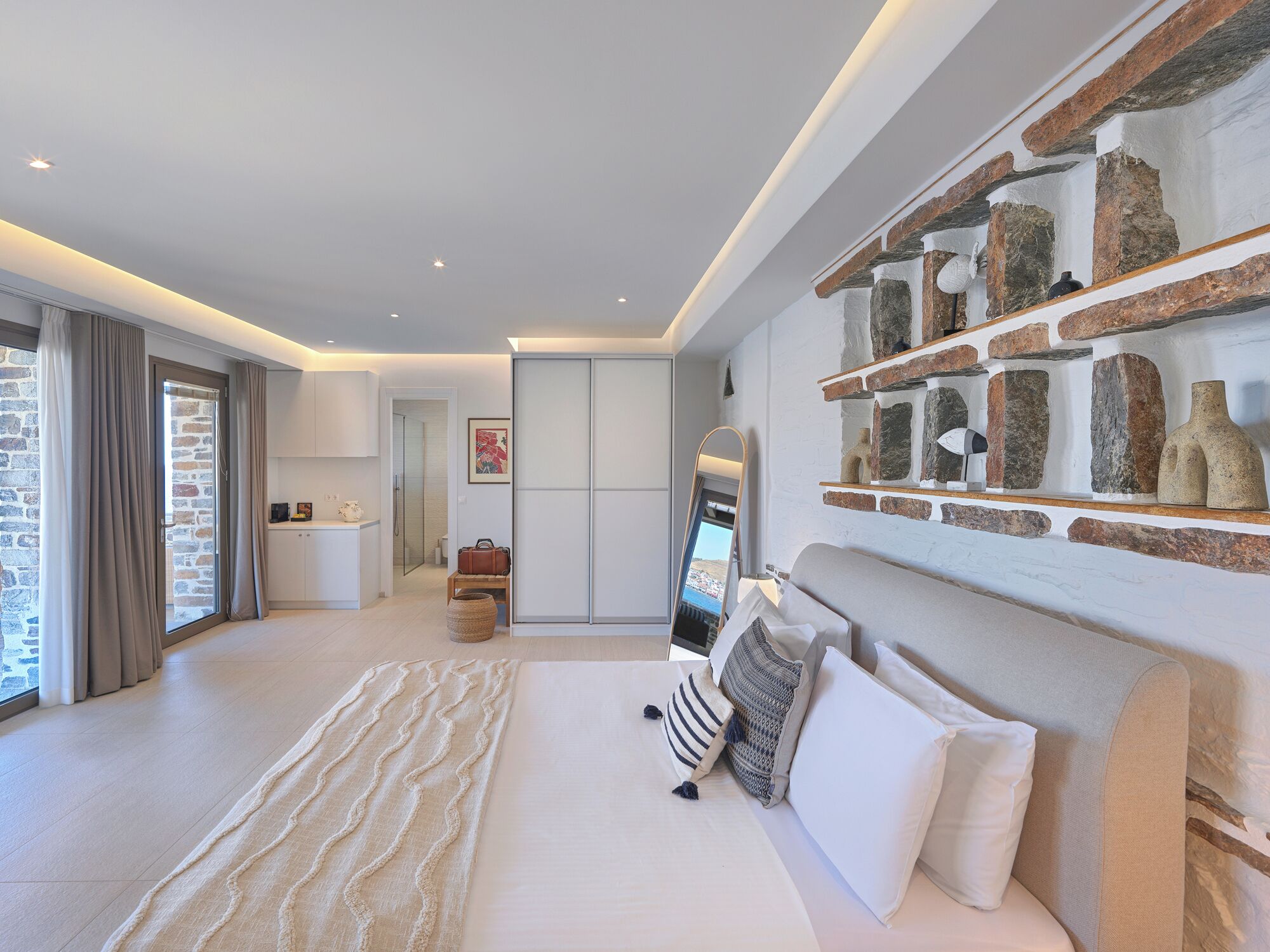 King Suite with Sea View and Hot Tub | Luxe beddengoed, een minibar, een kluis op de kamer, geluiddichte muren