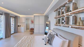 King Suite with Sea View and Hot Tub | Luxe beddengoed, een minibar, een kluis op de kamer, geluiddichte muren