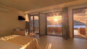 King Suite with Sea View and Hot Tub