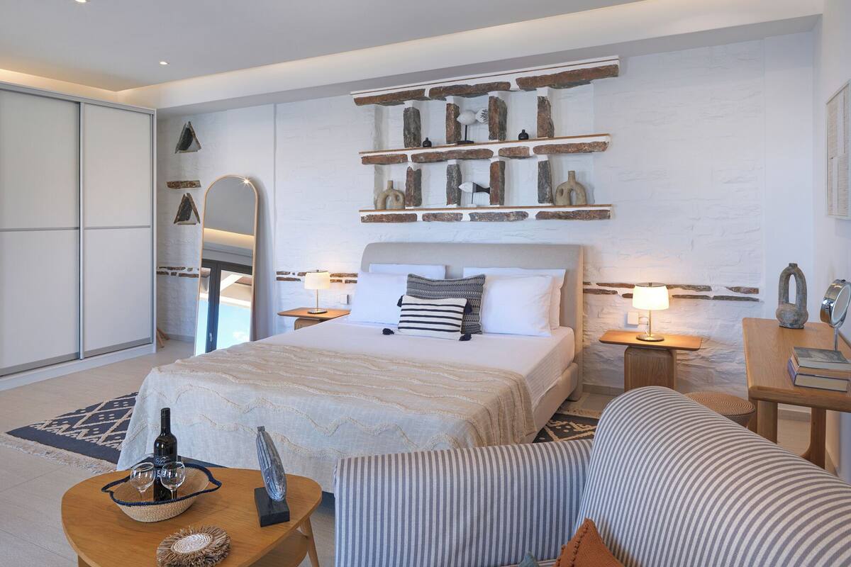 King Suite with Sea View and Hot Tub | Premium bedding, minibar, in-room safe, soundproofing