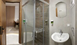 Deluxe Double Room, Non Smoking, Sea View | Bathroom | Rainfall showerhead, free toiletries, hair dryer - Seron Mountain House (Konyaalti)