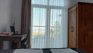 Desk, soundproofing, free WiFi