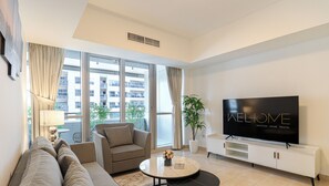 Leilighet – exclusive | Oppholdsområde | En 65-tommers smart-TV med kabel-kanaler samt Netflix