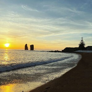 Beach nearby, black sand, beach umbrellas, 2 beach bars - Casa Pé na Areia (Ponta Delgada)
