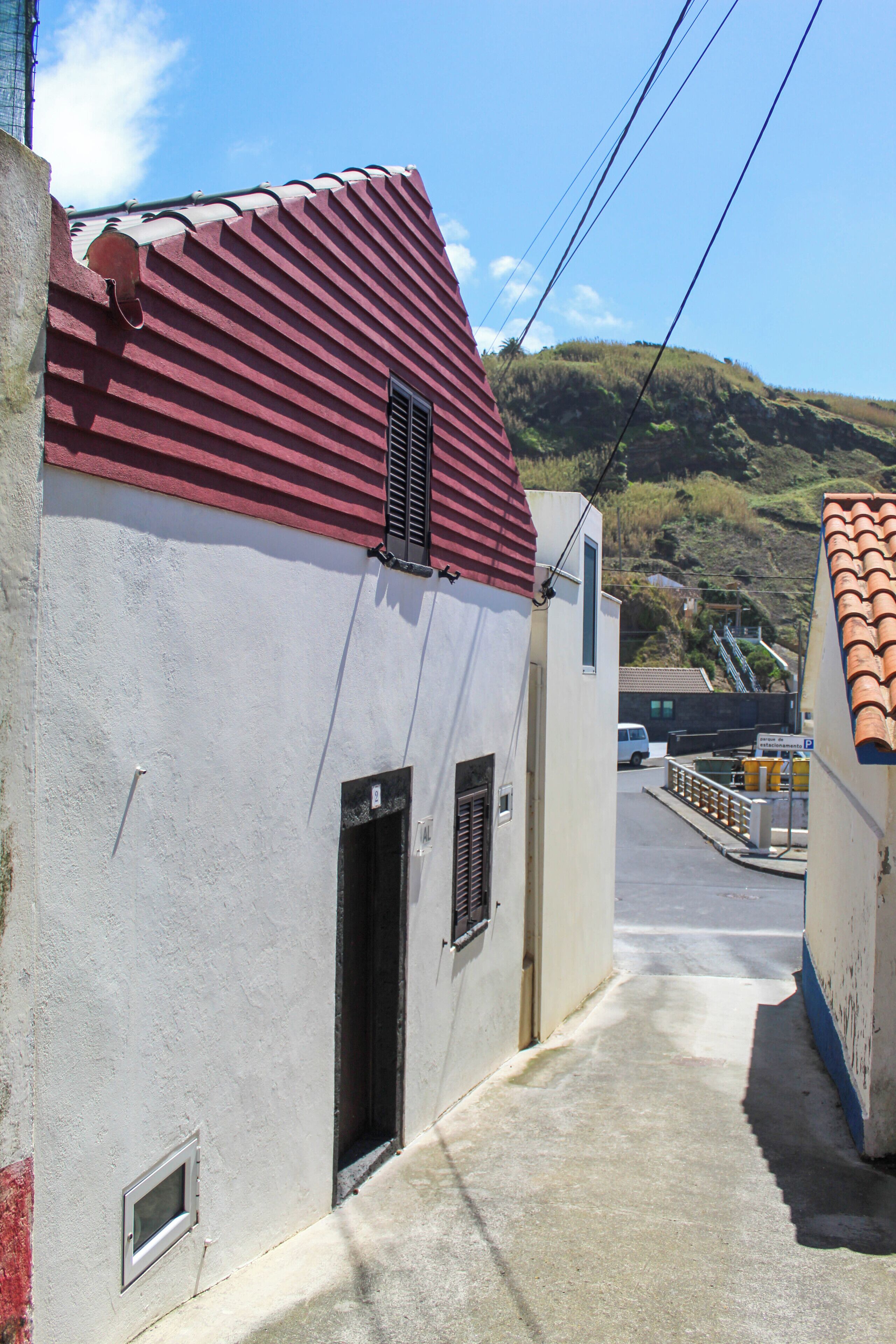 Vista frontal de la propiedad