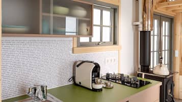 Frigorífico, placa de cocina, cafetera o tetera y hervidor eléctrico