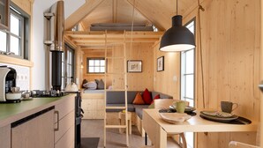 A cozy cabin interior with a kitchen, dining area, and seating space. - Märchenhaftes Tiny Haus auf dem Historischen Gut Junkernhof in der Grimm Heimat (Calden)