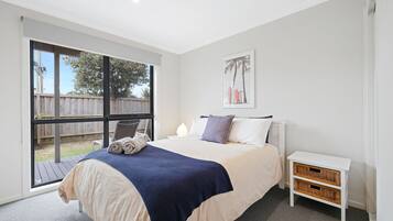 3 bedrooms, iron/ironing board, travel cot, Internet
