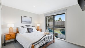 3 bedrooms, iron/ironing board, travel cot, Internet