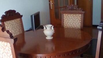 Apartment, 2 Bedrooms, Accessible, Smoking | Dining room