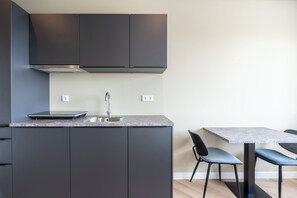 Estudio estándar | Área de sala de estar | Televisión LED de 50 pulgadas con canales por cable 