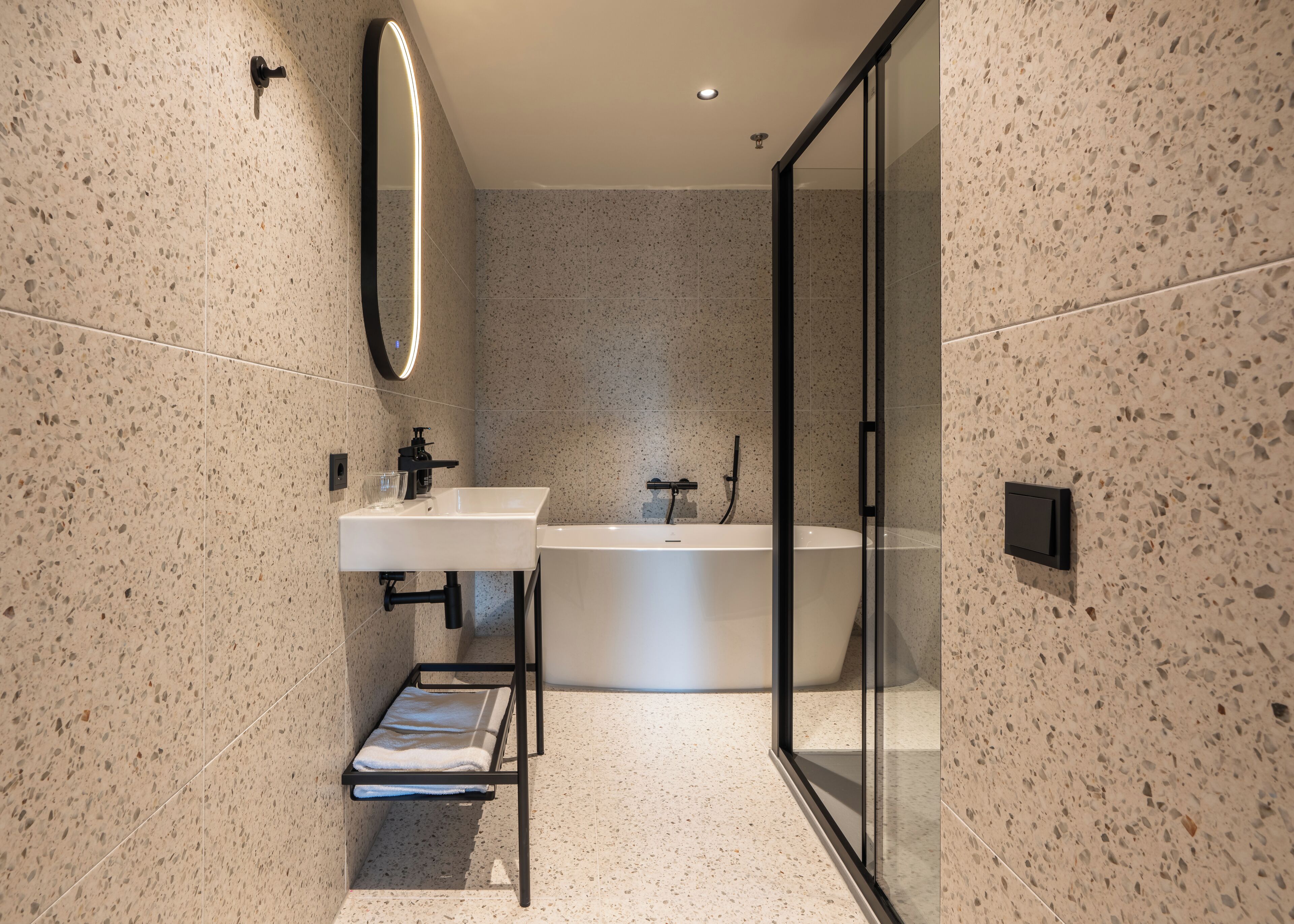 Suite | Bathroom | Shower, rainfall showerhead, free toiletries, hair dryer
