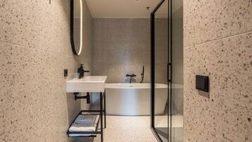 Suite | Bathroom | Shower, rainfall showerhead, free toiletries, hair dryer