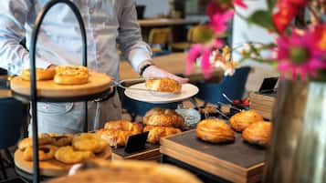 Daily full breakfast (EUR 17.5 per person)