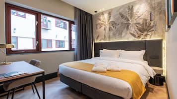 Superior Wellness | Een kluis op de kamer, een bureau, een laptopwerkplek