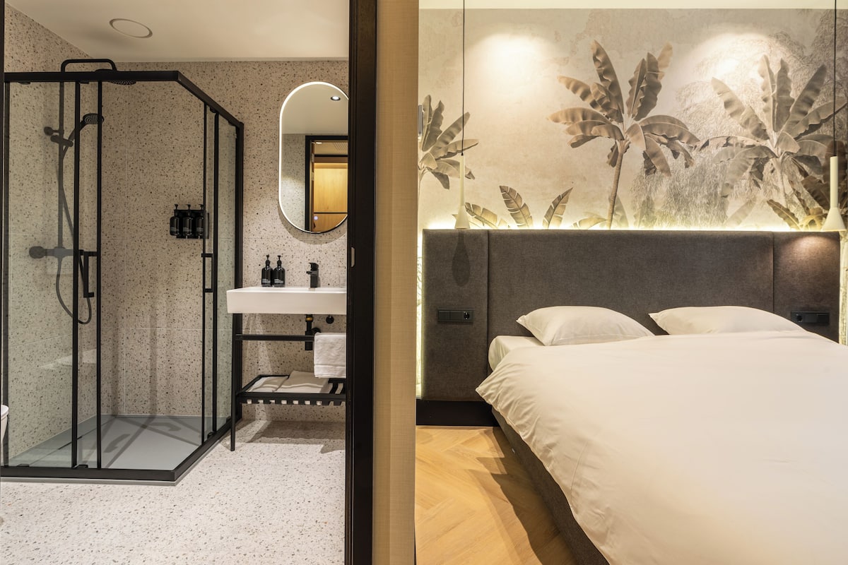 Deluxe Room | 1 bedroom, in-room safe, desk, laptop workspace