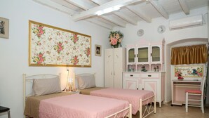 A bedroom with two beds, a dresser, a desk, and a chair. - Conte Studio (Corfu)