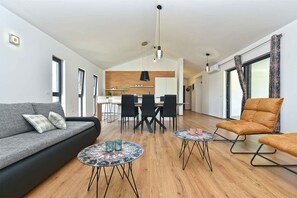 TV - Villa with swimming pool and large garden (Pula)