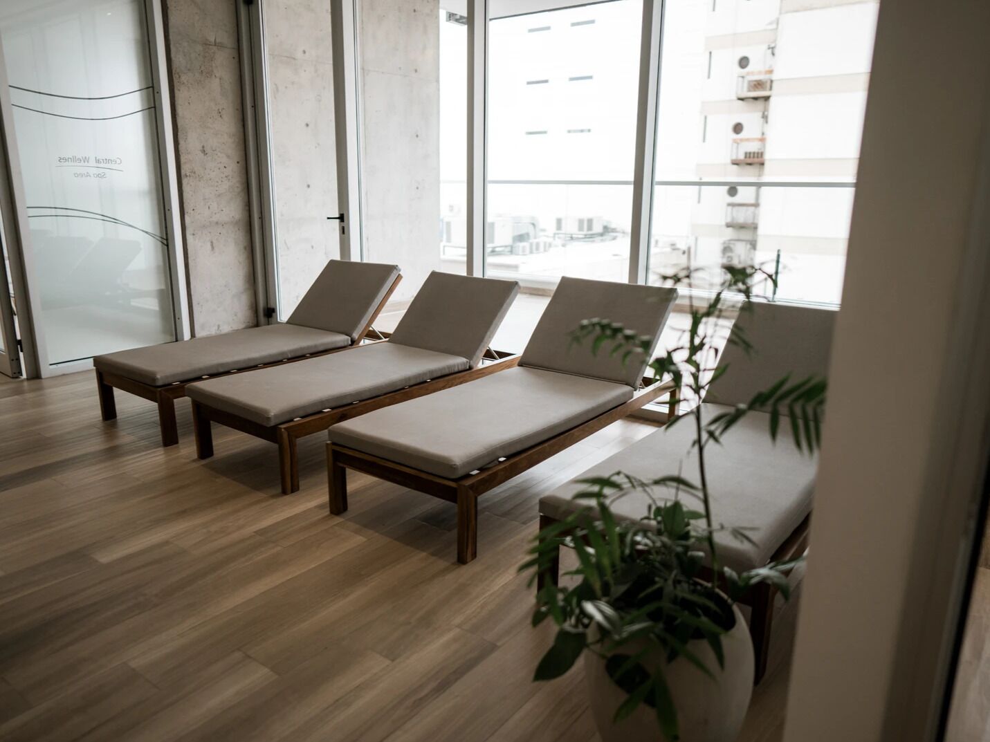 桑拿、热水浴缸、湿蒸房、按摩服务