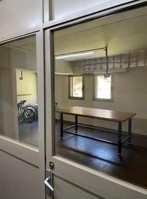 1 多间卧室、办公桌、熨斗/熨衣板
