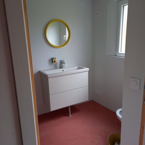 Doccia, asciugacapelli, asciugamani, sapone