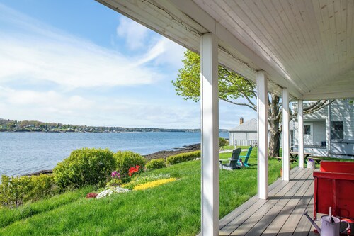 Ole Greeley Cottage - Classic oceanfront, pet-friendly Bailey Island cottage