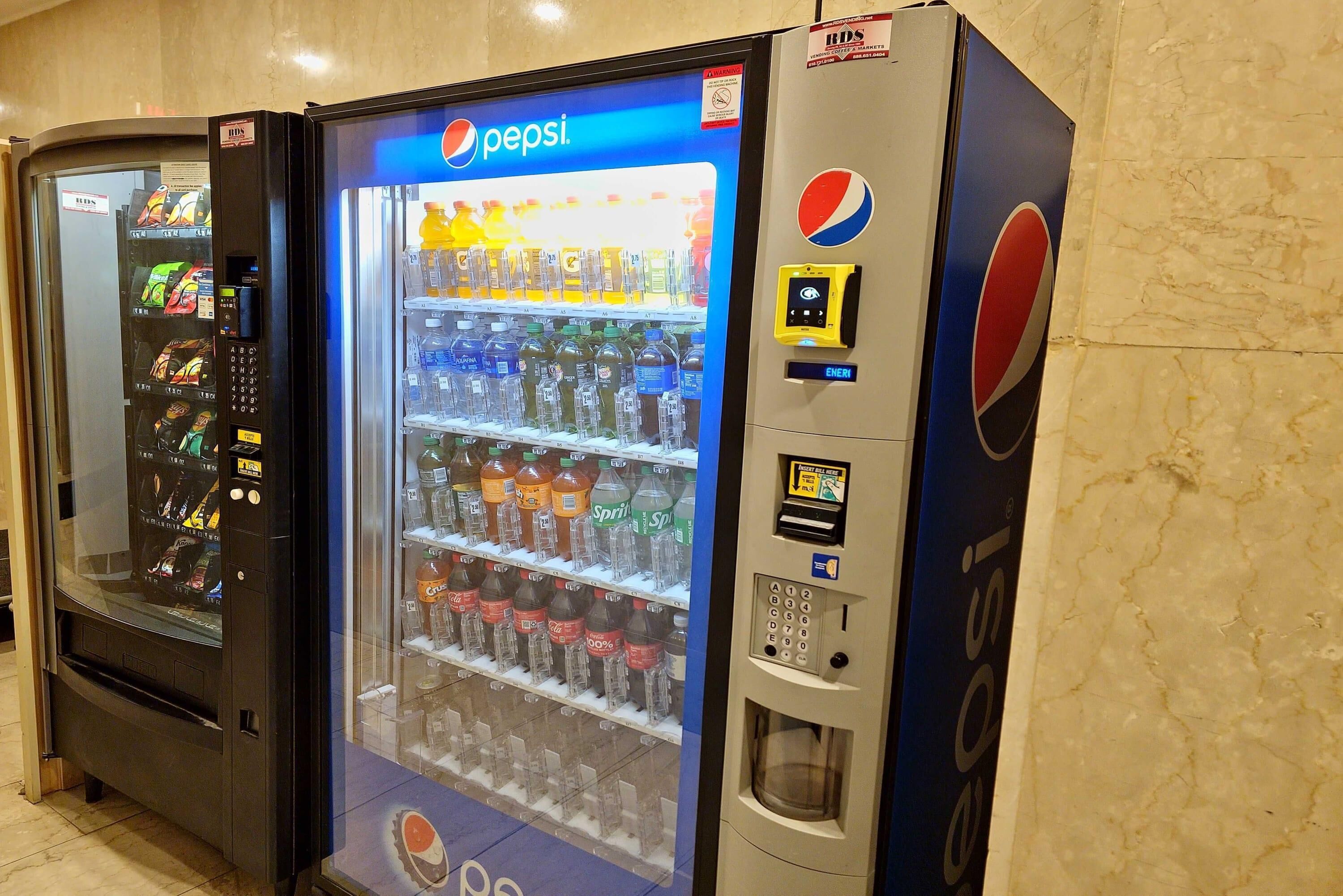 Ein Getränkeautomat mit Pepsi-Logo, gefüllt mit verschiedenen Getränken.