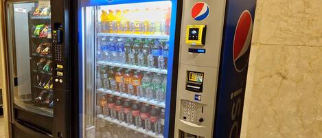 Ein Getränkeautomat mit Pepsi-Logo, gefüllt mit verschiedenen Getränken.