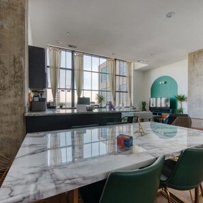 Apartment | 1 bedroom, Internet - Sosuite 1BR Penthouse w W D Gym On-site Bar (Philadelphia)