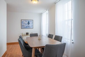 3 bedrooms, Internet - Stairway 3BR Apt w W D Ideal for Groups (Philadelphia)