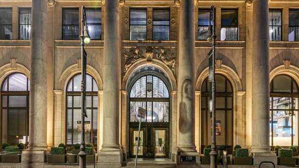 A building with large columns and arched windows. - Sosuite 1BR Apt w W D Gym Lounge Park View (Philadelphia)