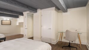 A bedroom with a bed, a desk with a chair, and a door. - Sosuite 2BR Loft w Shared W/d, Gym, Lounge (Philadelphia)
