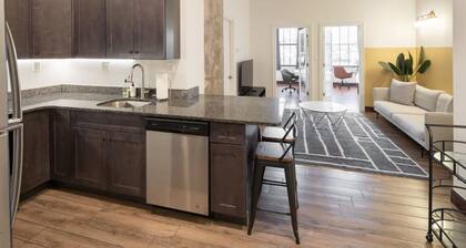 Sosuite 2BR Apt w W/d, Gym, On-site Restaurant